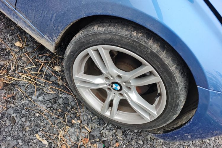 BMW 3 Series 2019 car image #9