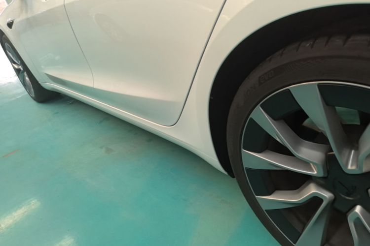 Tesla Model 3 2026 imagen de coche #27