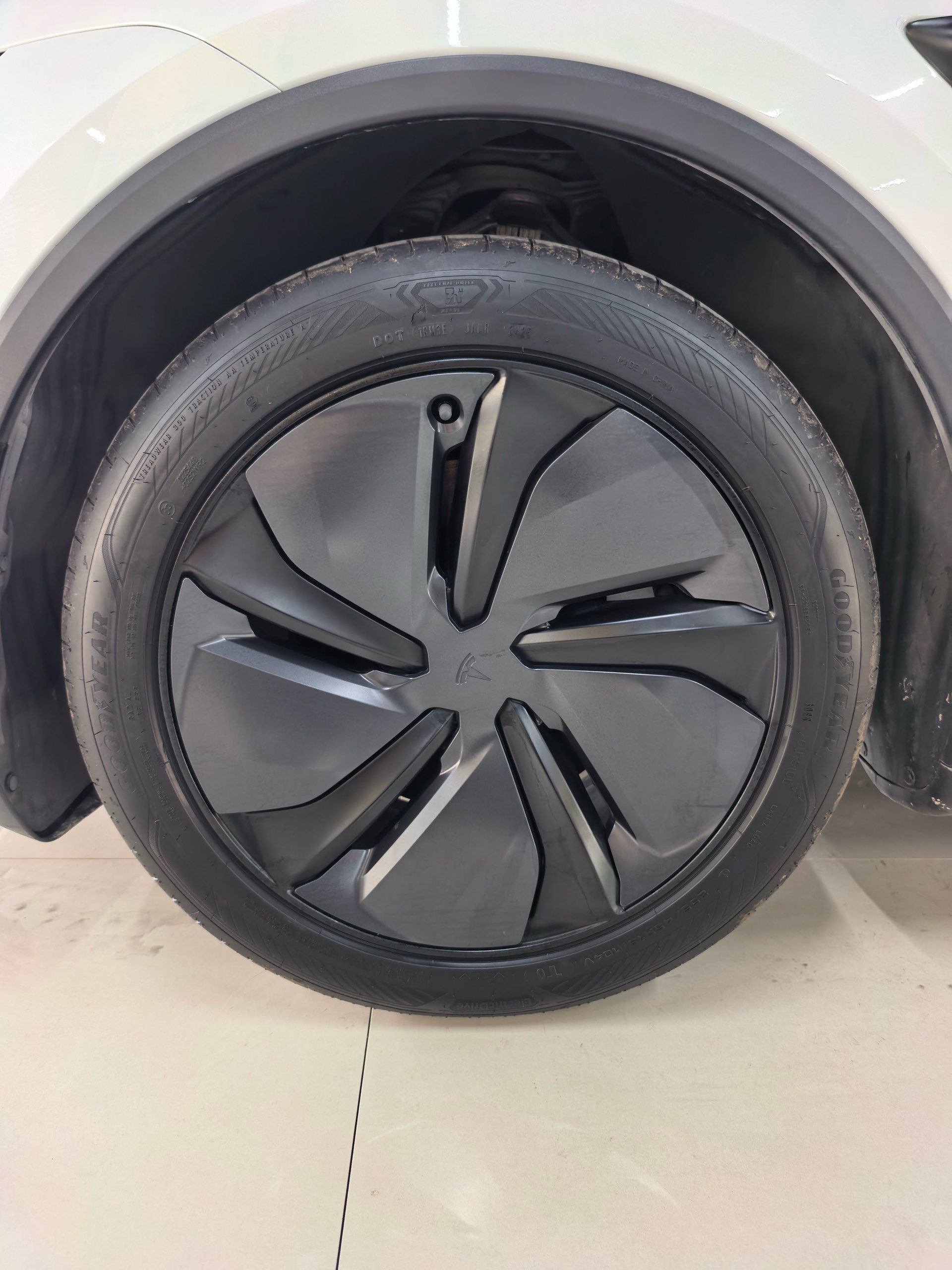 Tesla Model Y 2025 #6 Tesla Model Y 2025 car image #6