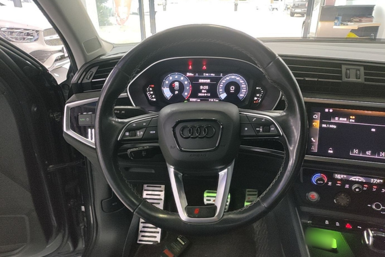 Audi Q3 2022 car image #11