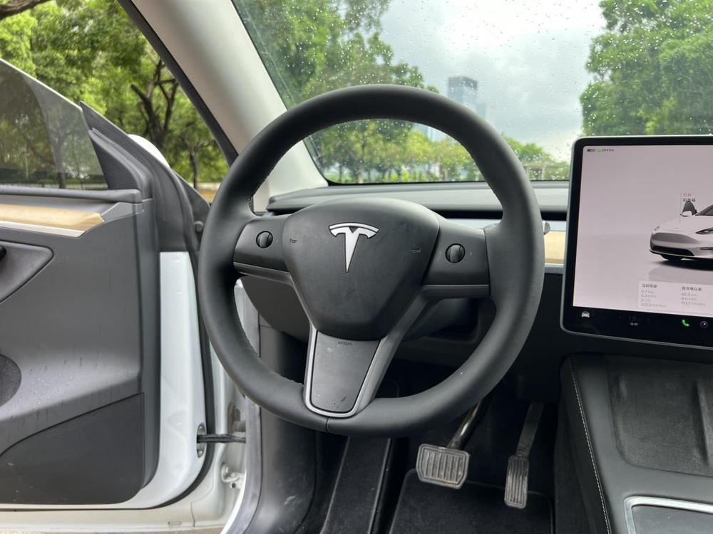 Tesla Model Y 2023 car image #13