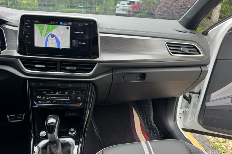 Volkswagen T-Roc 2025 car image #17