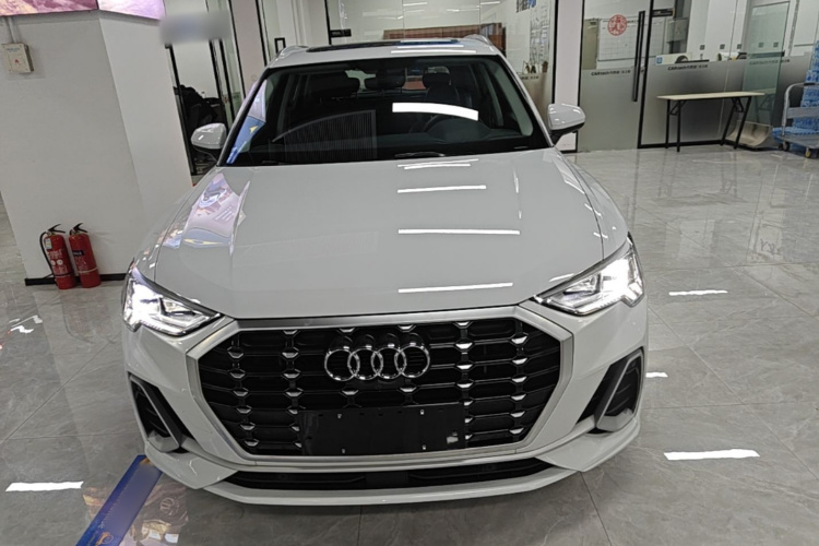 Audi Q3 2021 car image #3
