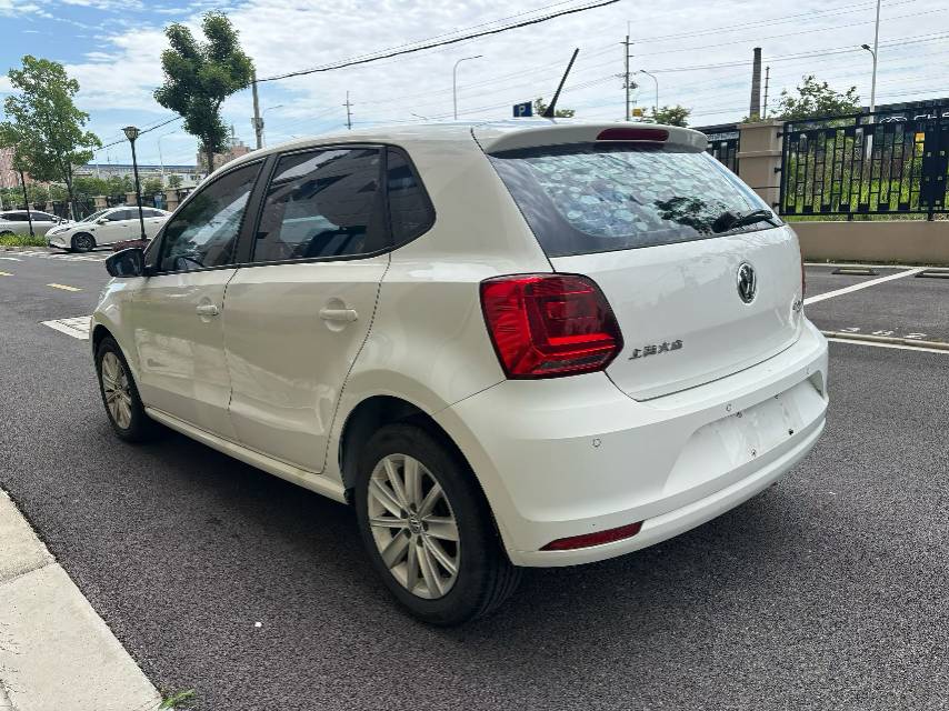 Volkswagen Polo 2015 car image #4
