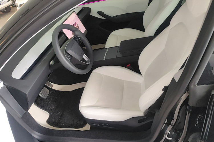 Tesla Model 3 2026 immagine di auto #19