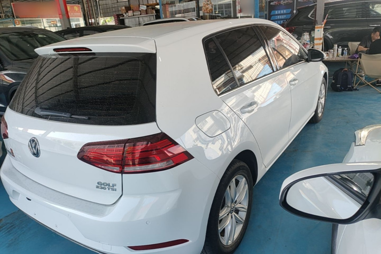 Volkswagen Golf 2018 car image #7