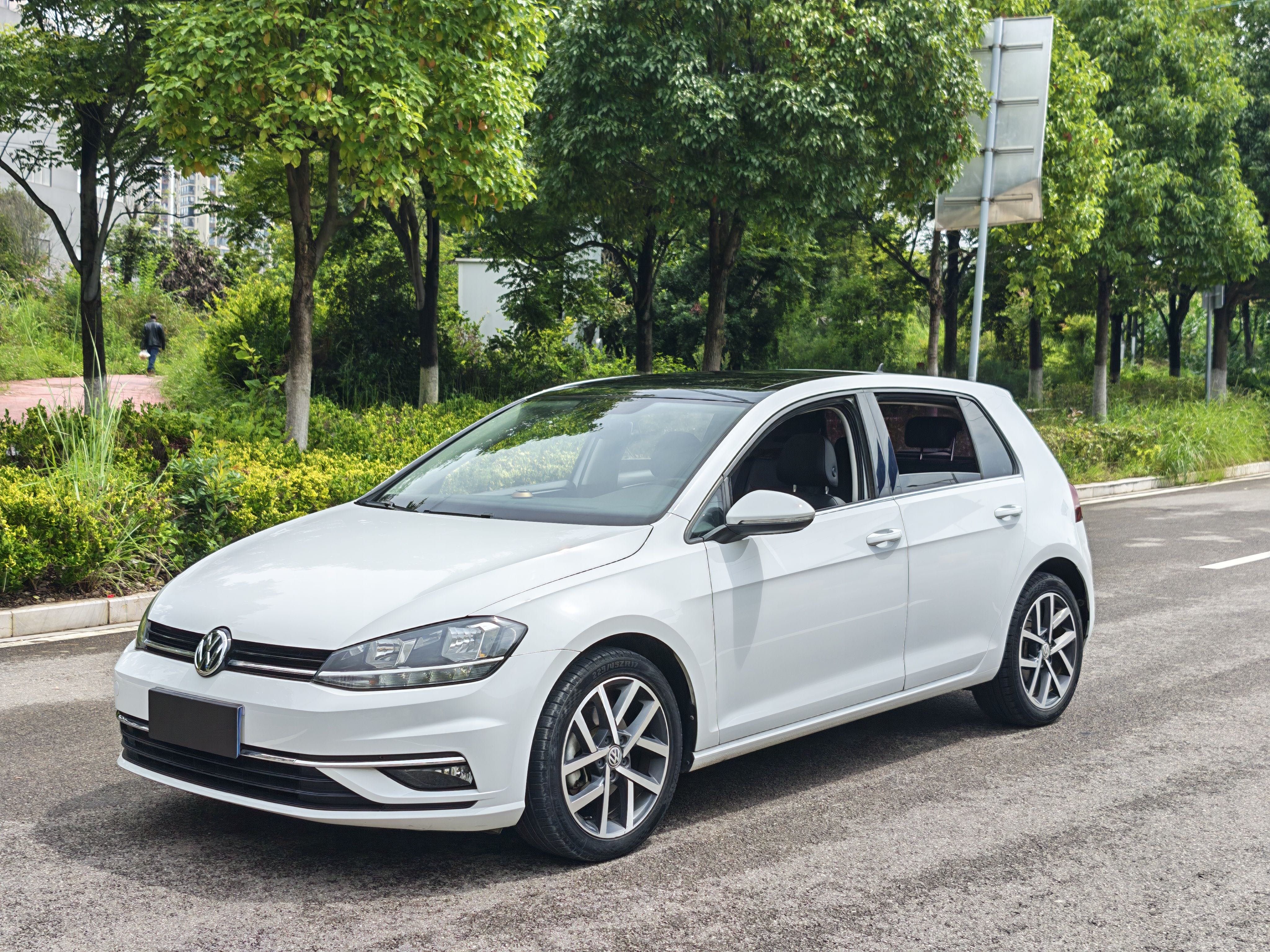 Volkswagen Golf 2020 car image 