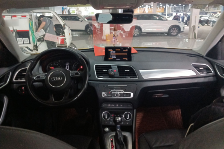 Audi Q3 2016 car image #10