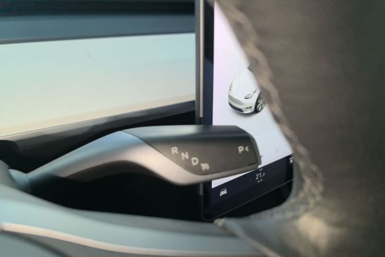 Tesla Model Y 2021 car image #14