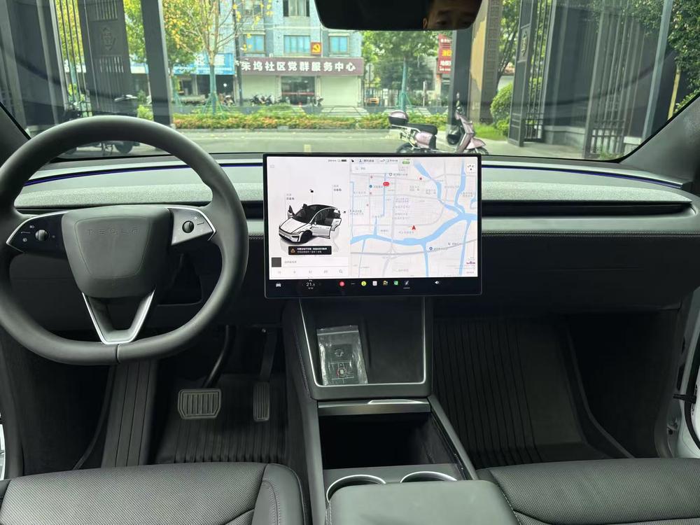 Tesla Model Y 2026 car image #11