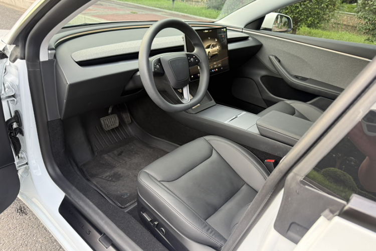 Tesla Model 3 2024 car image #12