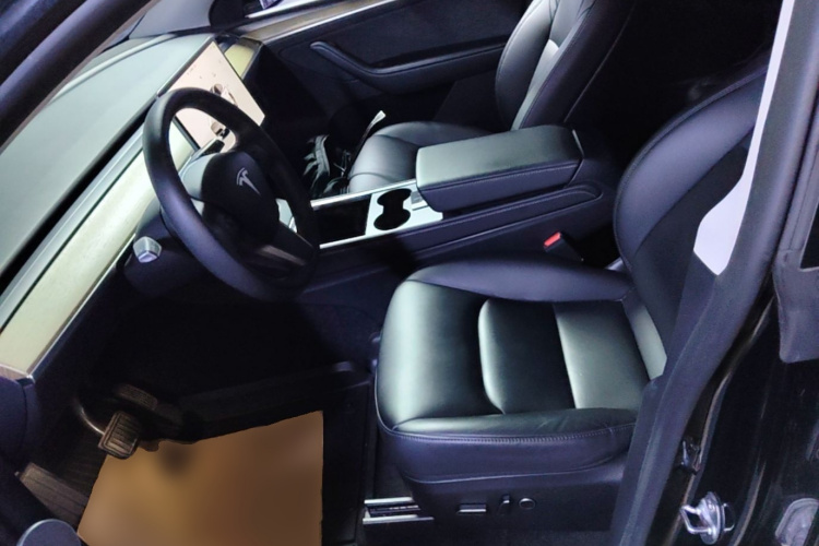 Tesla Model Y 2023 immagine di auto #15