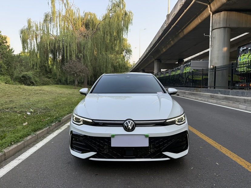 Volkswagen Golf 2025 car image #2