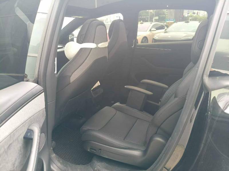 Tesla Model Y L 2026 car image #3