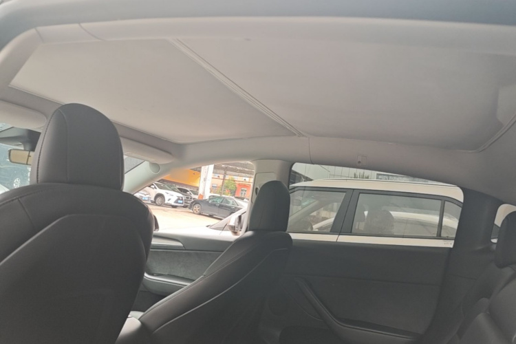 Tesla Model Y 2022 car image #18