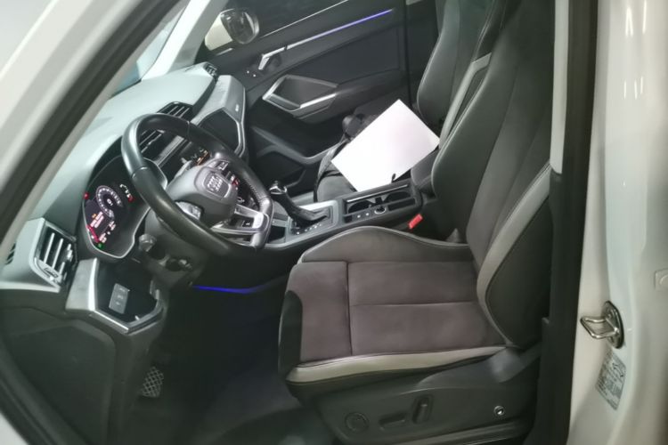 Audi Q3 2020 car image #17