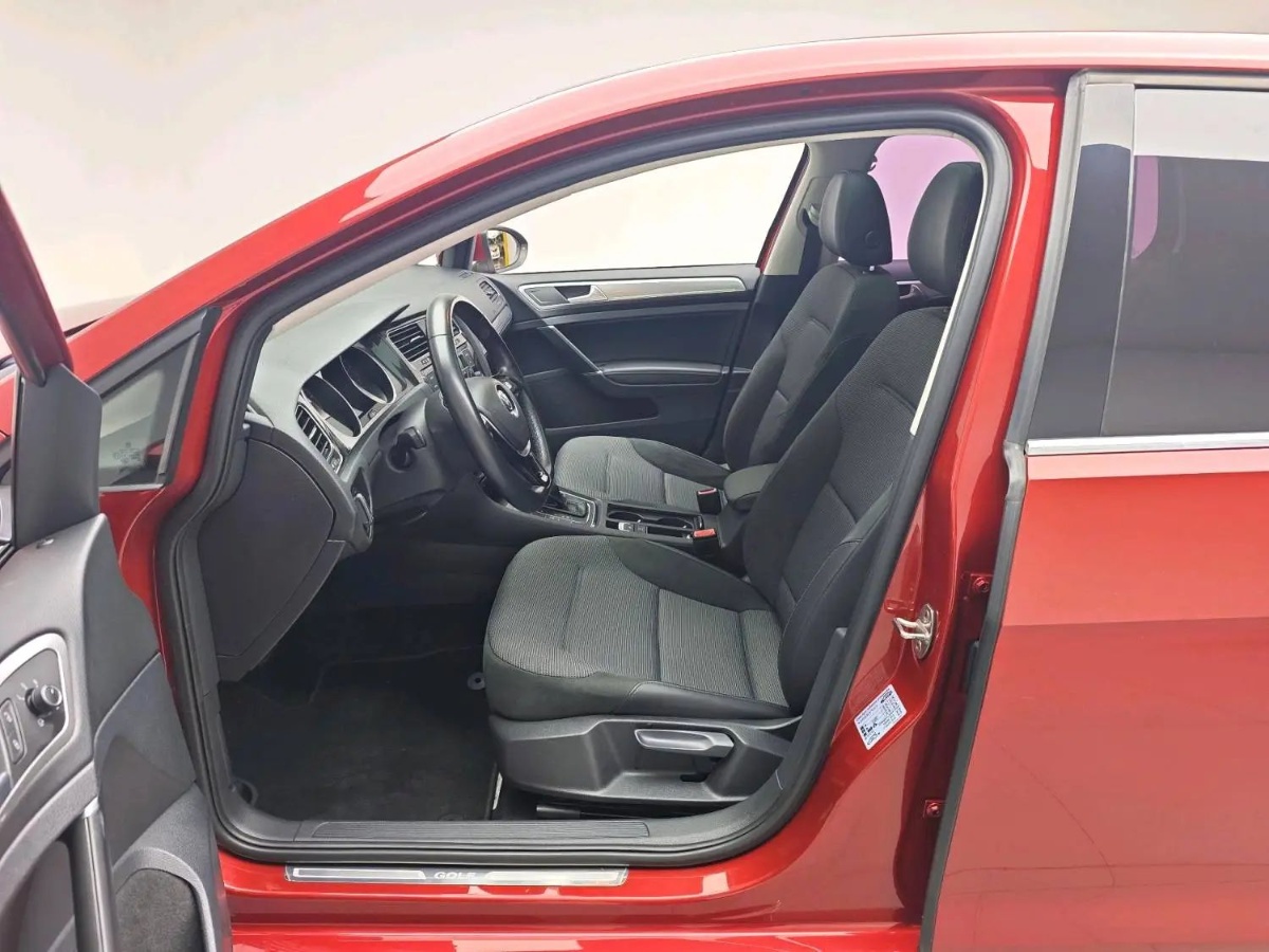 Volkswagen Golf 2019 car image #2