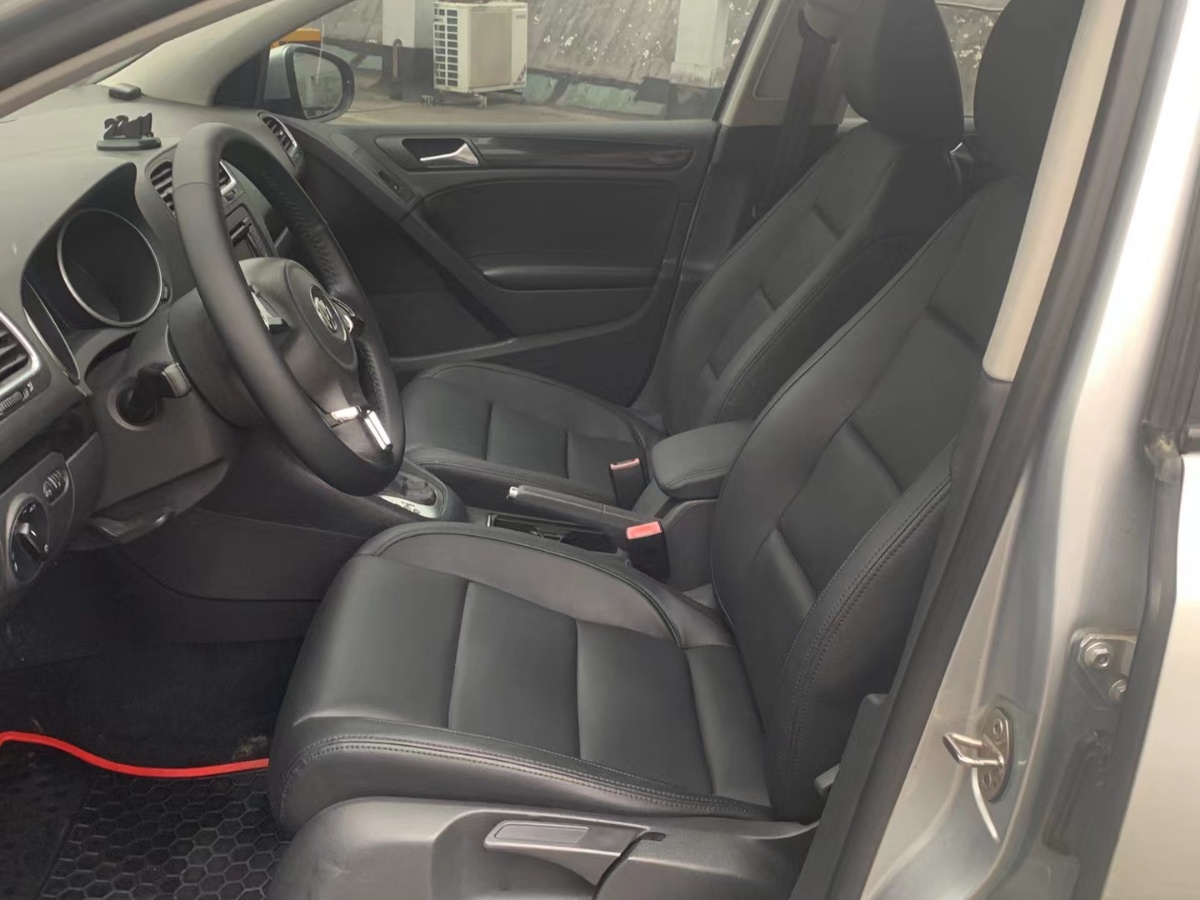 Volkswagen Golf 2010 car image #7