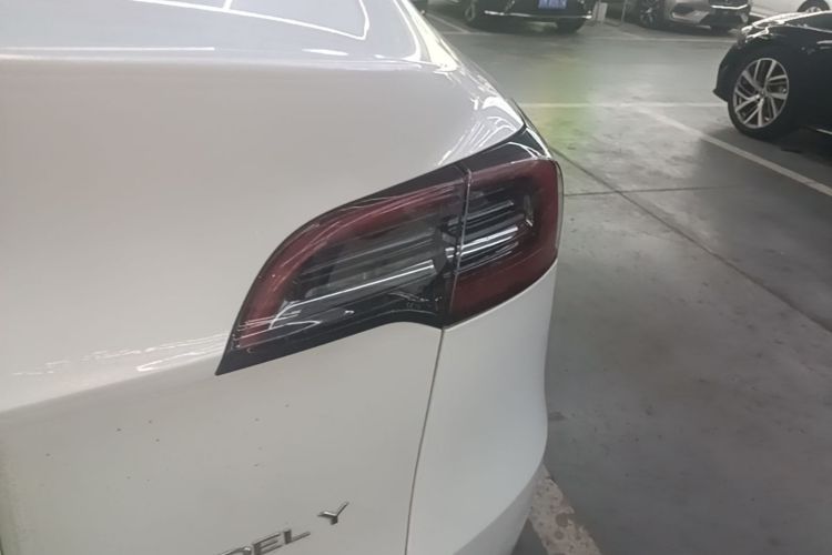 Tesla Model Y 2023 car image #8