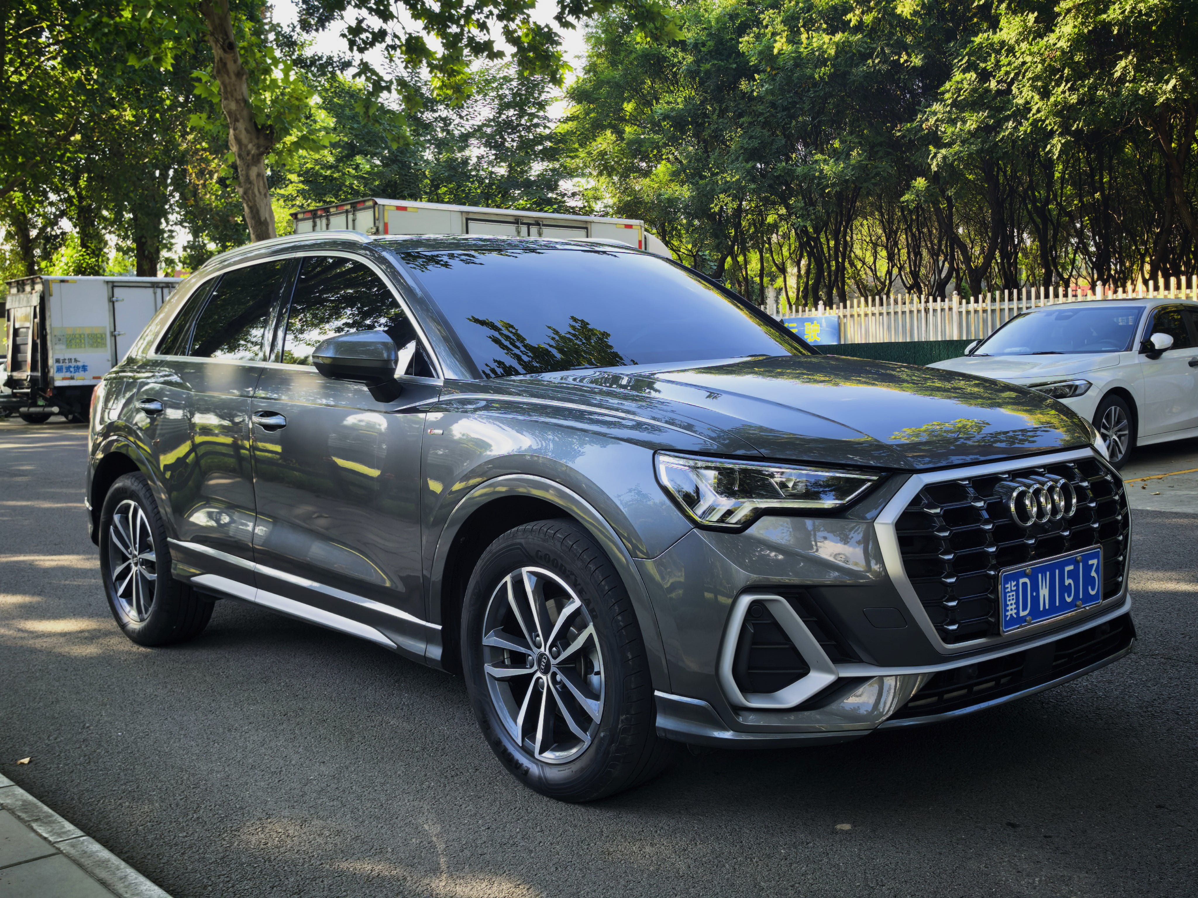 Audi Q3 2023 car image #3