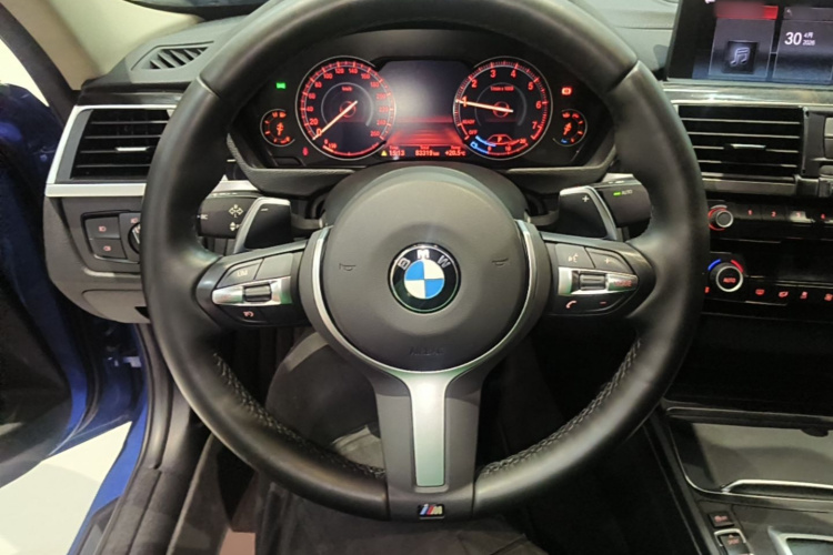 BMW 3 Series 2019 car image #11