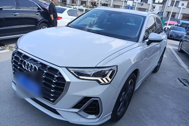 Audi Q3 2023 car image #2
