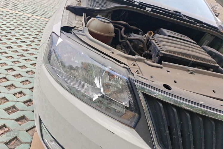 Skoda Rapid 2016 car image #8