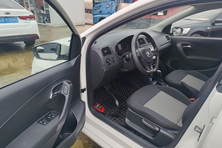 Volkswagen Polo 2017 car image #16