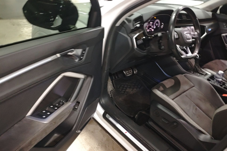 Audi Q3 2021 immagine di auto #16