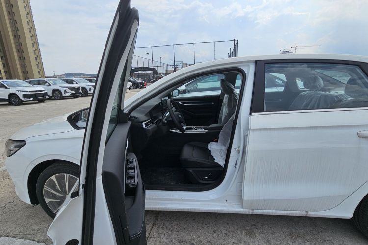 GEELY Emgrand 2025 car image #8