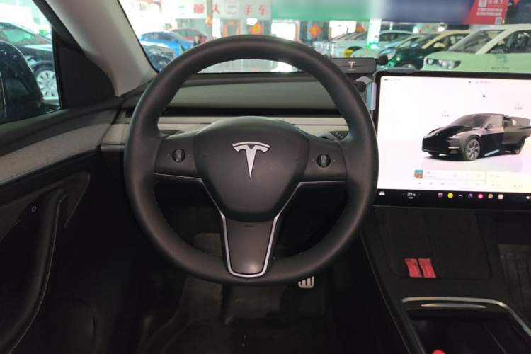 Tesla Model Y 2024 car image #11