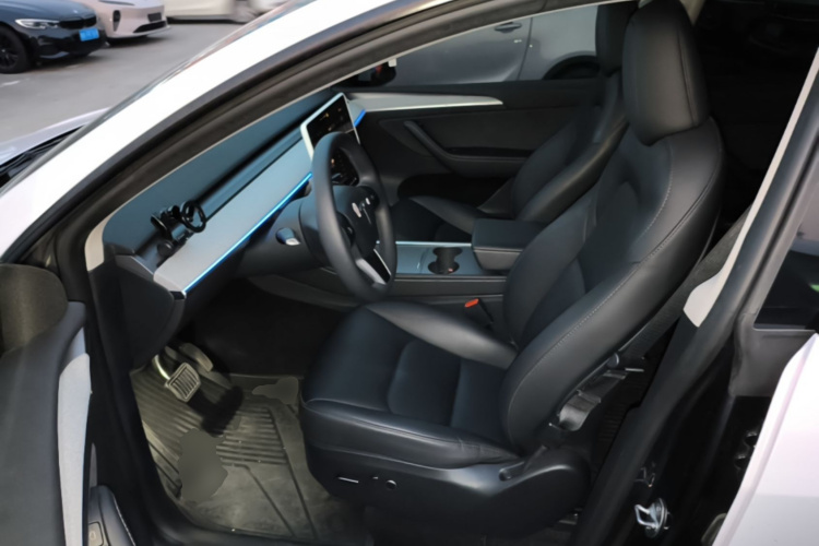 Tesla Model Y 2024 immagine di auto #15