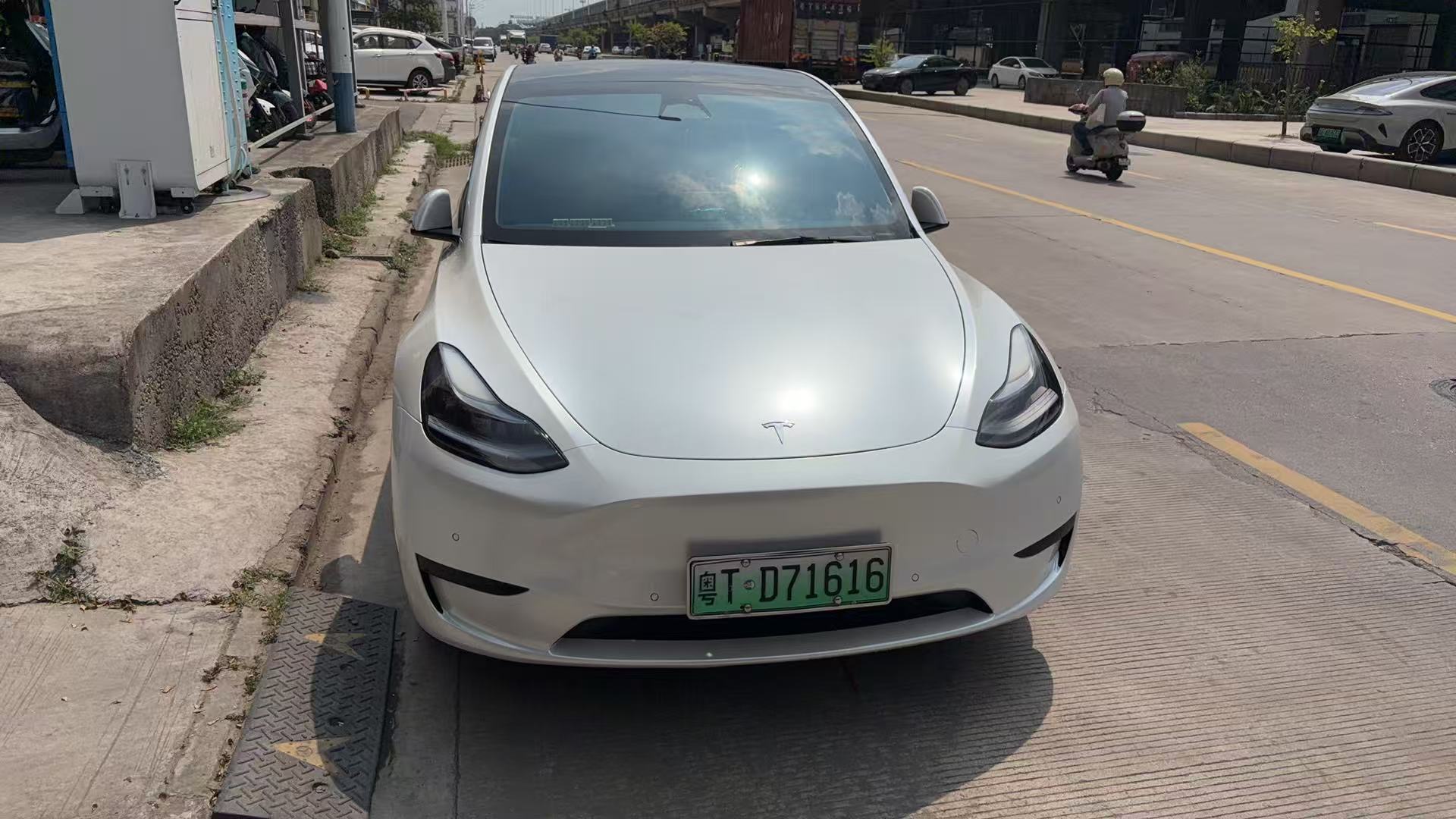 Tesla Model Y 2023 #6 Tesla Model Y 2023 car image #6