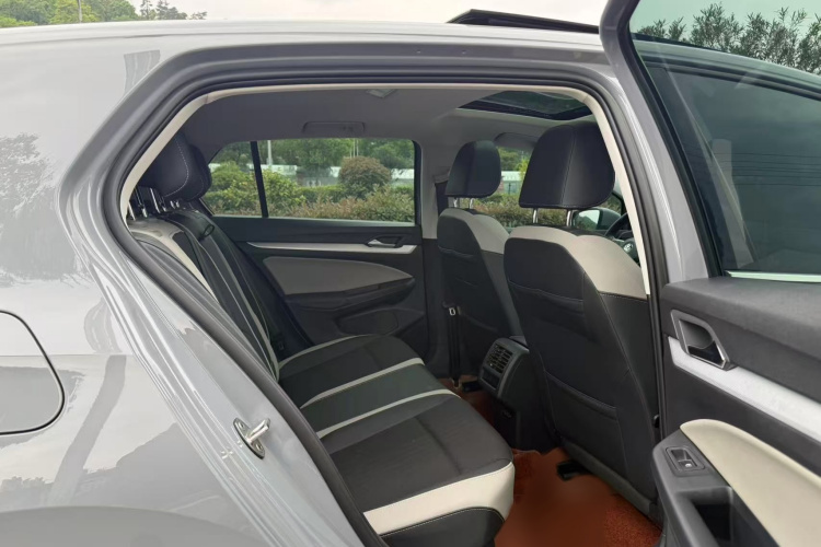 Volkswagen Golf 2023 car image #19