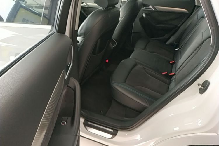 Audi Q3 2016 car image #17