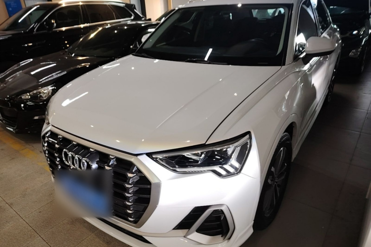 Audi Q3 2022 car image #2