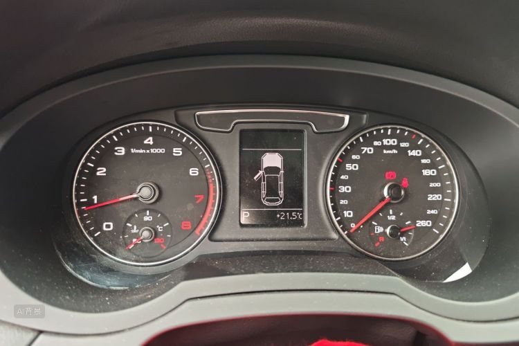 Audi Q3 2017 car image #13