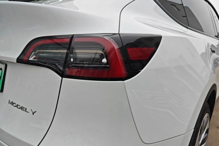 Tesla Model Y 2023 car image #8