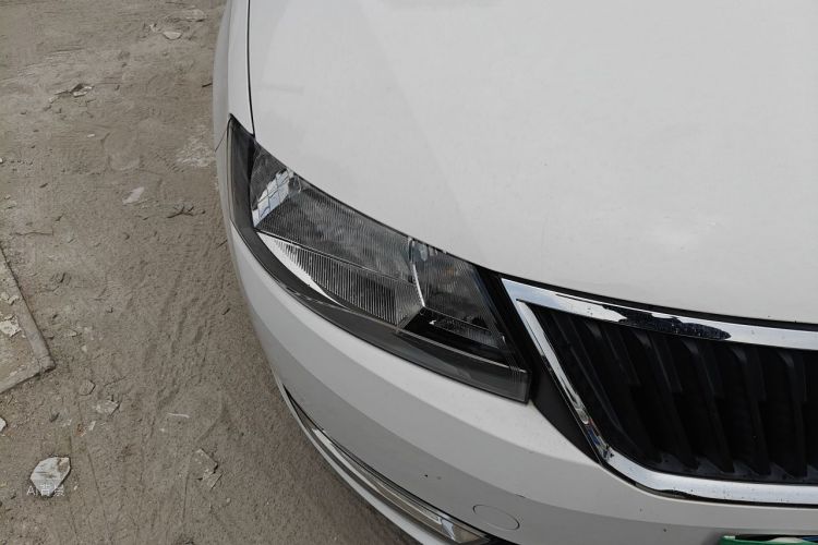 Skoda Rapid 2015 car image #8