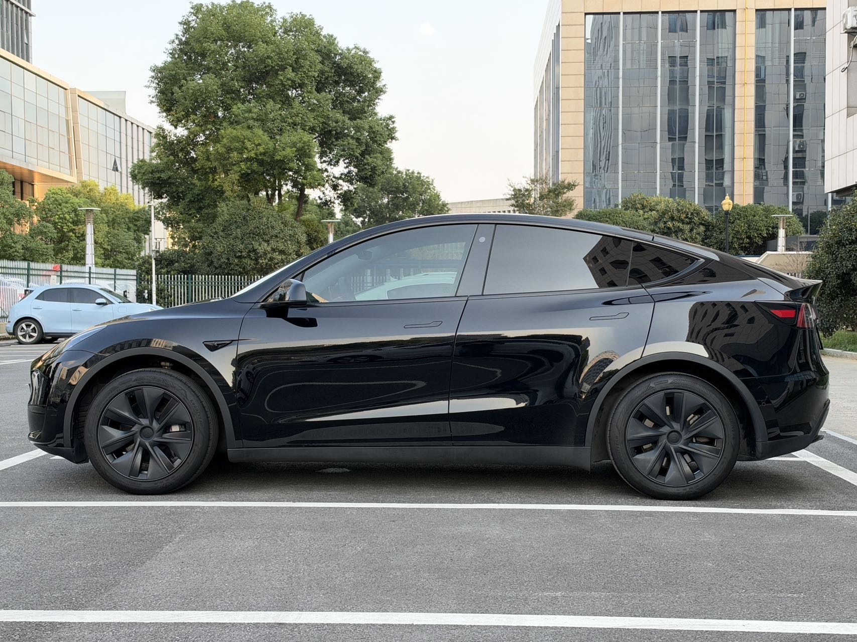 Tesla Model Y 2023 car image #3