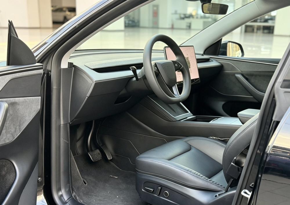 Tesla Model Y 2025 #10 Tesla Model Y 2025 car image #10
