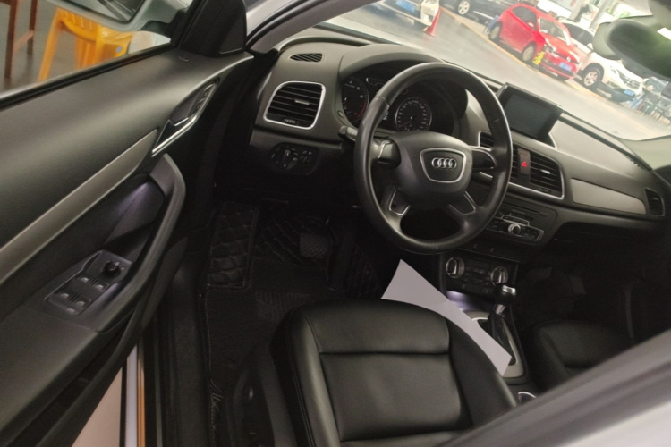 Audi Q3 2014 car image #12