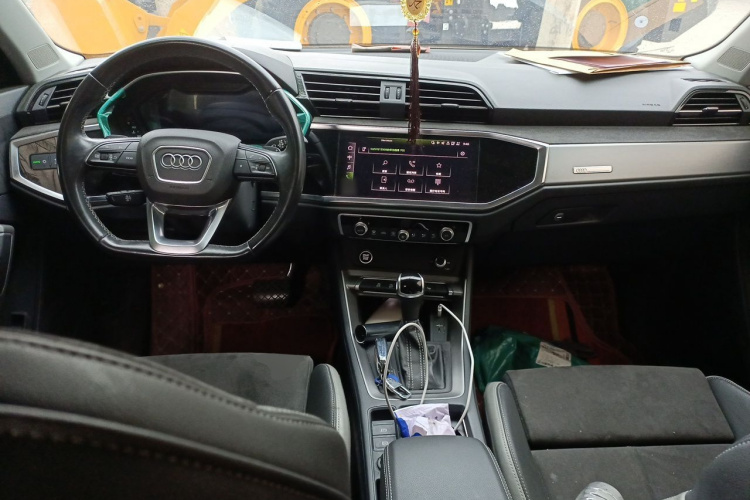 Audi Q3 2023 car image #7