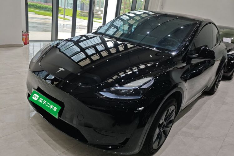 Tesla Model Y 2023 car image #2