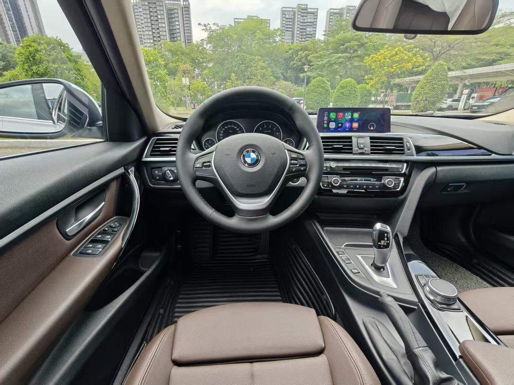 BMW 3 Series 2019 car image #16