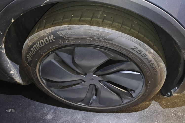 Tesla Model Y 2025 immagine di auto #9