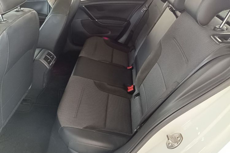 Volkswagen Golf 2018 car image #17