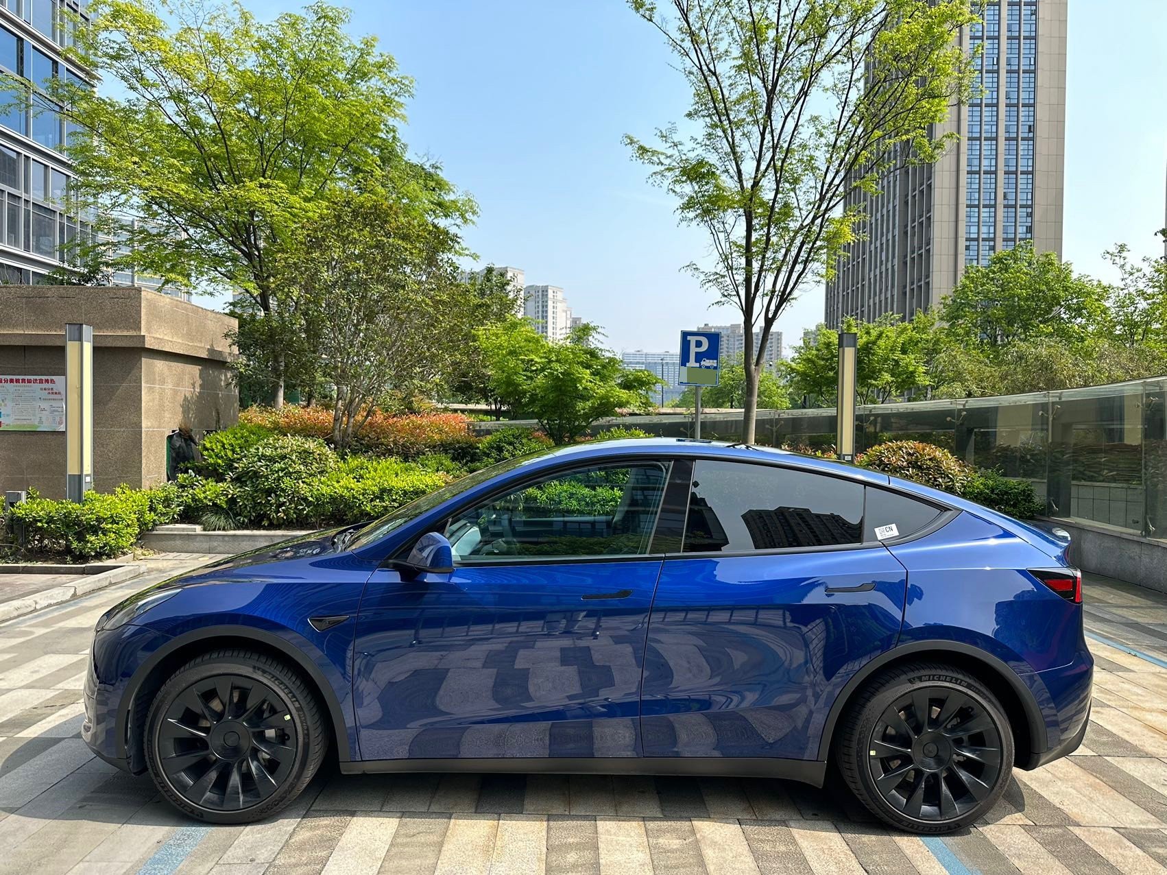 Tesla Model Y 2024 #7 Tesla Model Y 2024 car image #7