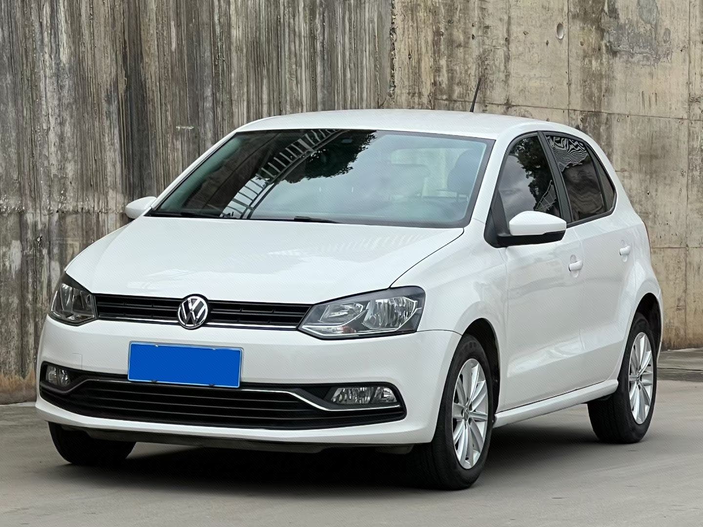 Volkswagen Polo 2015 car image 