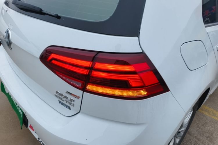 Volkswagen Golf 2018 car image #8
